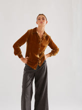 Load image in gallery viewer, Camisa Narciso camel
